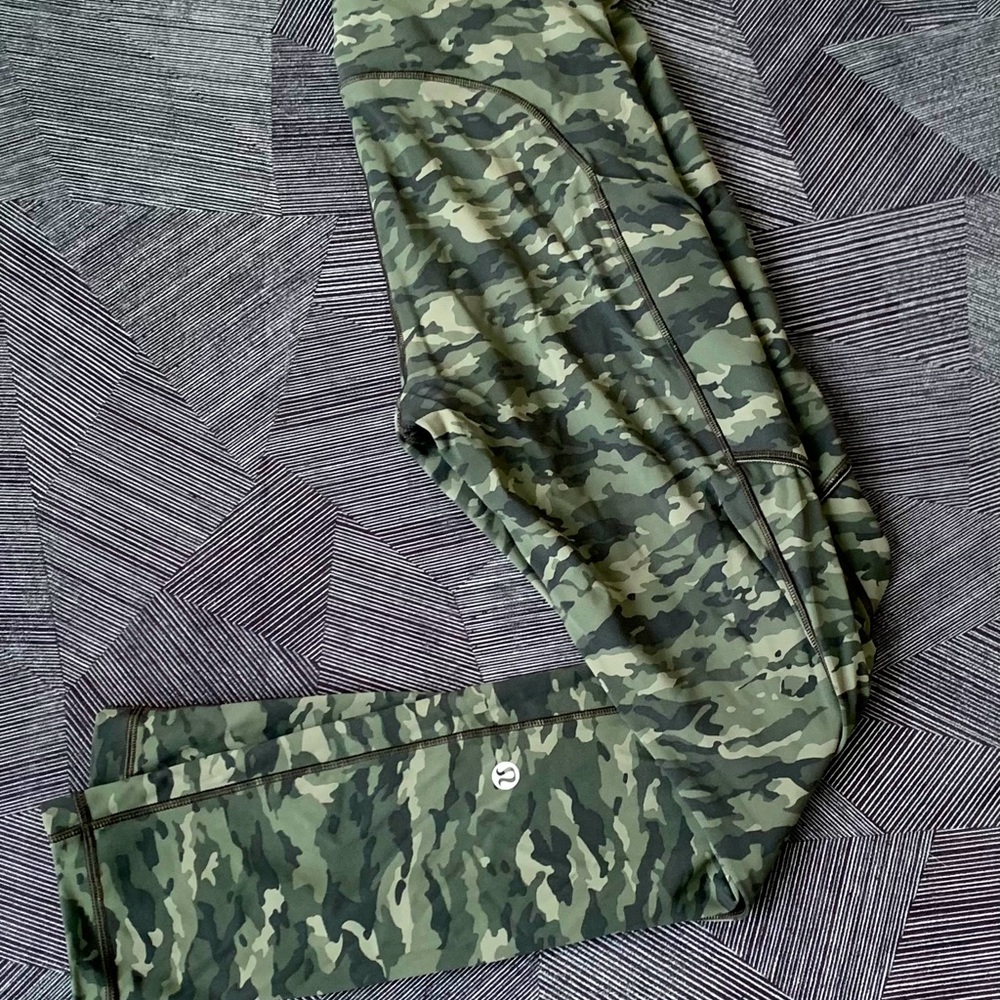 LuluLemon Crop Camo Leggings (TIGHT)